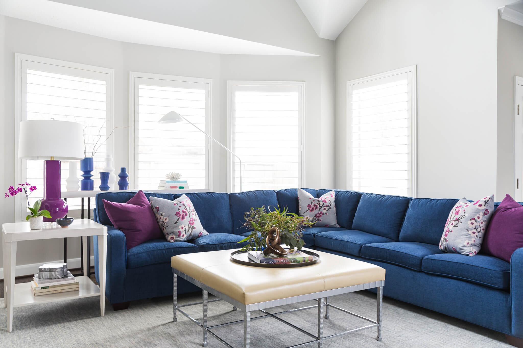 How To Pick Perfect Decorative Throw Pillows For Your Sofa Bed Or